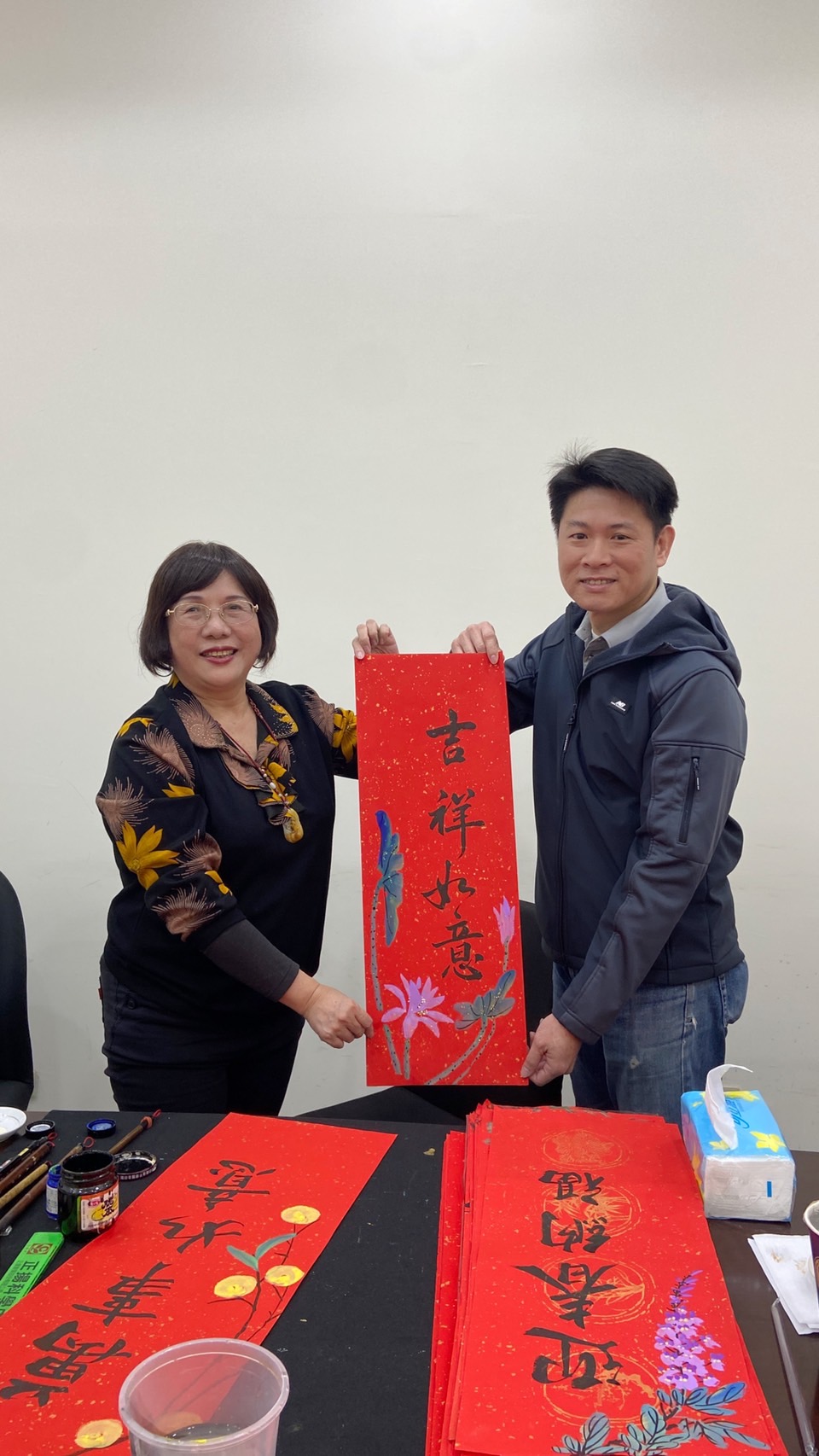 老師贈送年畫合影.jpg