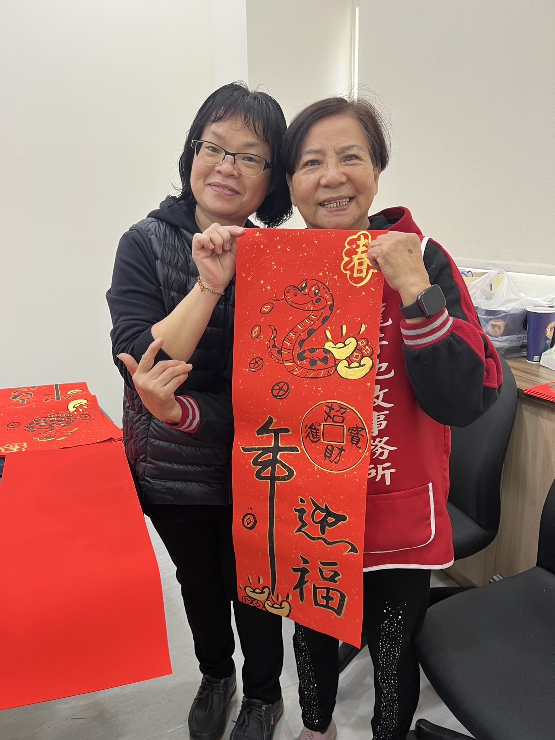 老師贈送年畫合影1.jpg